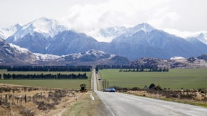 Snow capped Mountains next to the highway in Arthur’s Pass National Park, New Zealand.